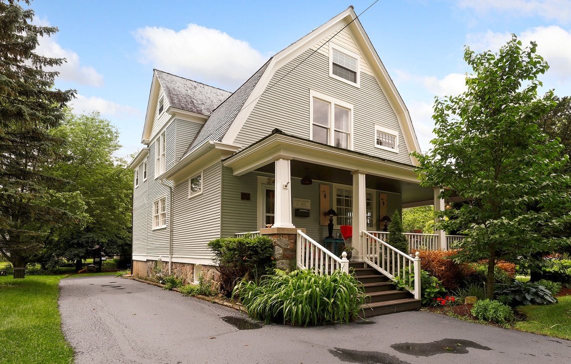 Het huis waar Bill Murray in Groundhog Day dagelijks kwam. Dit huis staat in Woodstock, Illinois en is recent verkocht voor €250.000.