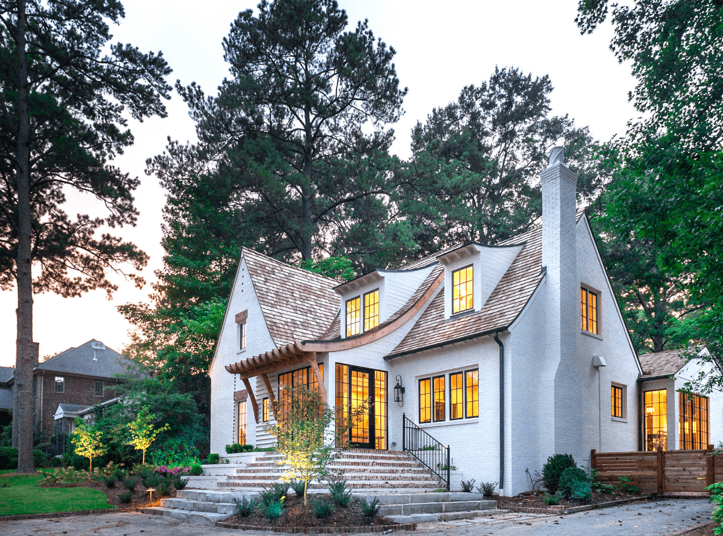 Wit huis met geschilderde bakstenen