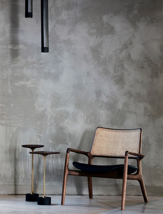 Stoel met muur in betonlook