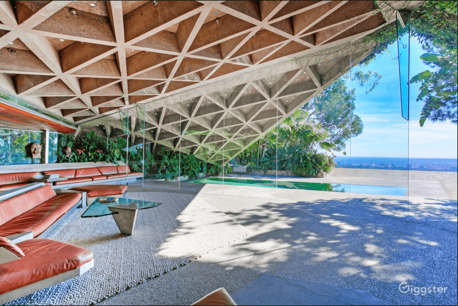 Het huis uit The Big Lebowski wordt ook wel Goldstein House genoemd, naar de eigenaar die het huis maakte zoals het nu is. Dit huis staat in Beverly Hills, 90210.